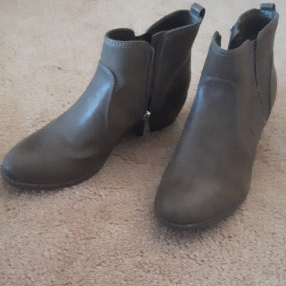 Short guess ankle boots